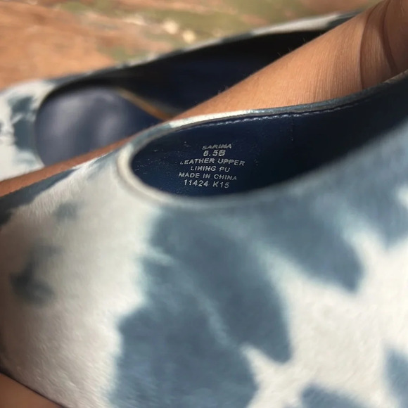 LAUREN RALPH LAUREN
Sarina Navy Suede Tie Dye Court Shoe. Size 6.5 B - Picture 4 of 5